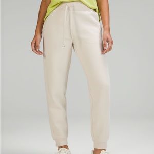 Lululemon Scuba joggers size 4 EUC l natural ivory